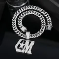 Verzilverde Cubaanse ketting met een luxe sprankelende CM letterhanger en strass - Ketting / Zilver