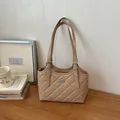 Vista dettagliata della classica borsa tote trapuntata beige con logo in metallo - Kaki