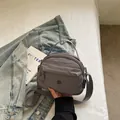 Bolso bandolera moderno de nailon gris para mujer con correa ancha y asa de mano superior - Gris