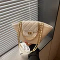 Grand sac panier en paille tressée avec rabat matelassé blanc et bandoulière chaîne - Blanc Cassé
