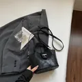 Sac seau noir minimaliste pour femme avec fermoir argenté et bandoulière réglable - Noir (Sans Pendentif)