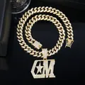 Iced out gouden Cubaanse schakelketting met een grote CM-letter hanger en ster detail - Ketting / Goud