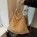 Vista detallada de un bolso de hombro de red tejida francesa de gran capacidad y estilo - Caqui