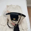 Grand sac panier en paille tissée avec rabat noir matelassé et élégante chaîne dorée pour femme - Noir