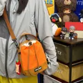 Bolso bandolera deportivo de nailon naranja y marrón con correa de hombro ajustable - Con Colgante / Naranja