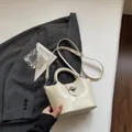 Sac seau élégant blanc crème avec bandoulière réglable et fermoir métallique de style niche - Blanc cassé (Sans Pendentif)