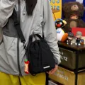 Bolso bandolera deportivo negro minimalista con cordón y colgante de manzana de felpa - Con Colgante / Negro