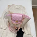 Sac panier en paille tissée rose avec rabat matelassé et bandoulière chaîne - Rose
