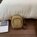 Mini bolso bandolera de nailon amarillo mostaza ligero y minimalista para uso diario informal - Caqui