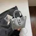 Sac seau bleu clair minimaliste avec boucle métallique et bandoulière réglable - Bleu (Sans Pendentif)