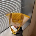 Élégant sac panier en paille tissée avec rabat matelassé jaune et chaîne dorée - Jaune