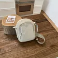 Beigefarbene, leichte Nylon-Mini-Umhängetasche für Damen, stilvolle lässige Schultertasche. - Gebrochenes Weiß