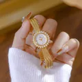 Primer plano exquisito del reloj de lujo para mujer BS Bee Sister con bisel de cristal - Dorado Blanco