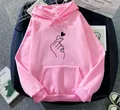 Sweat à capuche rose en polaire avec un imprimé graphique minimaliste de doigt cœur. - Rose Vif Cœur avec les Doigts