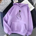 Vue détaillée d'un sweat à capuche lilas surdimensionné avec motif cœur avec les doigts. - Violet Cœur avec les Doigts