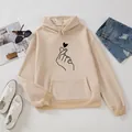 Sweat à capuche beige surdimensionné avec imprimé cœur et doigt en style à plat - Abricot Cœur avec les Doigts