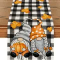 Runner da tavola autunnale con gnomi zucca e foglie di acero su scacchi bianco e nero - Stile Gnomo Nordico e Zucca / 33x120cm / Quadri Neri e Bianchi (21)