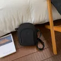 Minimalistische schwarze Mini-Umhängetasche für Damen in einem Lifestyle-Ambiente - Schwarz