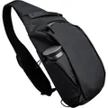 Detailansicht der Seitentasche einer schwarzen Sling-Tasche mit eingesetzter Wasserflasche. - Schwarz