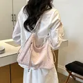 Detailansicht der rosa gepunkteten Tragetasche mit eleganten Spitzendetails und Reißverschluss - Mit Anhänger Stil / Rosa