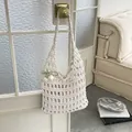 Bolso de hombro grande de ganchillo blanco crema con colgante de flor de tulipa - Blanco