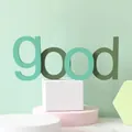 Gros plan de décorations en bois lettres « good » sur des supports géométriques - GOOD