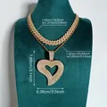 Große vereiste goldene Herz-Halskette mit geschichteten Ketten und Größenangaben - Hohles Herz Twist Kollektion / Gold