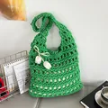 Bolso tote de punto verde hecho a mano con dije de tulipán blanco para playa - Verde