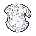 Whimsical knife-holding cat enamel pin with Spanish quote badge for clothing and bags - Cat With Knife (QHXZ6489)