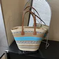 Geräumige Strandtasche aus Stroh mit eleganten blauen und braunen Streifendetails - Einzelne Tasche / Blau