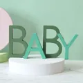 Gros plan du set de lettres 'BABY' en bois pour une décoration moderne de chambre d'enfant - BABY