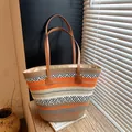 Große gestreifte Stroh-Tragetasche mit orangefarbenen Akzenten für Strand und Sommer. - Einzelne Tasche / Orange