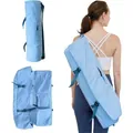Detailweergave van lichtblauwe yogamattas met verstelbare riemen en verschillende aanzichten. - Blauw