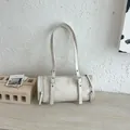 Chic bolso de hombro de cuero encerado blanco roto con hebilla de metal elegante. - Blanco