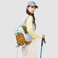 Detailansicht des Outdoor-Wanderrucksacks mit Kordelzug und mehrfarbigen Einsätzen - Hellblau & Orange