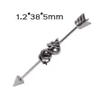 Vue détaillée d'un piercing industriel dragon en acier inoxydable avec flèches - 1.2x38x5mm