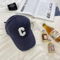 Gorra de béisbol azul marino para tallas grandes con parche C blanco y acabado cepillado - 58-65cm (Ajustable) / Azul Marino