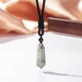 Nahaufnahme eines hexagonalen Naturstein-Anhängers an einer schwarzen Kordelkette. - Labradorit