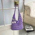 Bolso de hombro de ganchillo morado con diseño calado y colgantes de flores - Púrpura