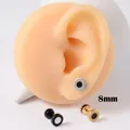 Primer plano de pendientes de acero inoxidable de 8 mm con patrón griego en modelo - Estilo Personalizado Greca Griega (SM20210401) / Color acero