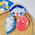 Vue détaillée de porte-clés en peluche créatifs poisson et viande dans un panier en bambou - Paire Originale - Poisson Joyeux