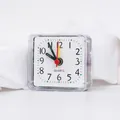 Réveil analogique carré minimaliste avec boîtier transparent et cadran blanc classique - Sans batterie / Blanc