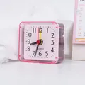 Réveil analogique carré rose compact pour étudiants et chambres d'enfants - Sans batterie / Rose