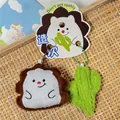 Primer plano de set de llaveros de peluche de erizo y cactus con tarjeta - Colgante de Erizo y Cactus