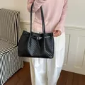 Elegante schwarze gewebte Kunstleder-Einkaufstasche für Damen, ideal für das tägliche Büro. - Schwarz (Ohne Anhänger)