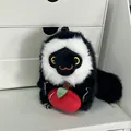Detalle de un lindo llavero de peluche de mono blanco y negro que sostiene una manzana. - Sosteniendo Manzana / Mono Saki-Manzana