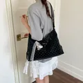 Grand sac cabas noir à pois avec dentelle et décoration de breloque en peluche - Avec Pendentif / Noir