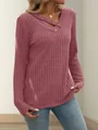 Primer plano de top de punto acanalado rosa con cuello en V, botones y detalles de tiras - S / Tops / Rojo