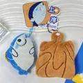 Juego de llaveros de peluche pez azul y tabla marrón con colgante de la suerte - Colgante de Pez Triste y Placa