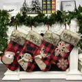 Lot de 4 chaussettes de Noël à carreaux rouges sur un manteau de cheminée festif - Style Patchwork à Carreaux Buffalo / Lot de 4